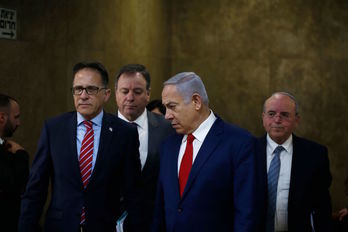 El primer ministro, Benjamin Netanyahu, llega ayer a la reunión semanal de su gabinete. (Ronen ZVULUN/AFP) 