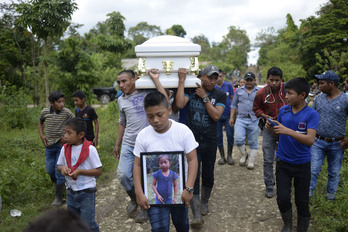 Entierro de la niña guatemalteca Jakelin Caal, que falleció a principios de mes. (Johan ORDOÑEZ/AFP)