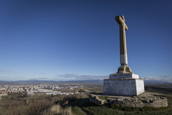 La cruz de Olarizu, con la parte inferior dañada tras el sabotaje de la pasada semana. (Endika PORTILLO / FOKU)