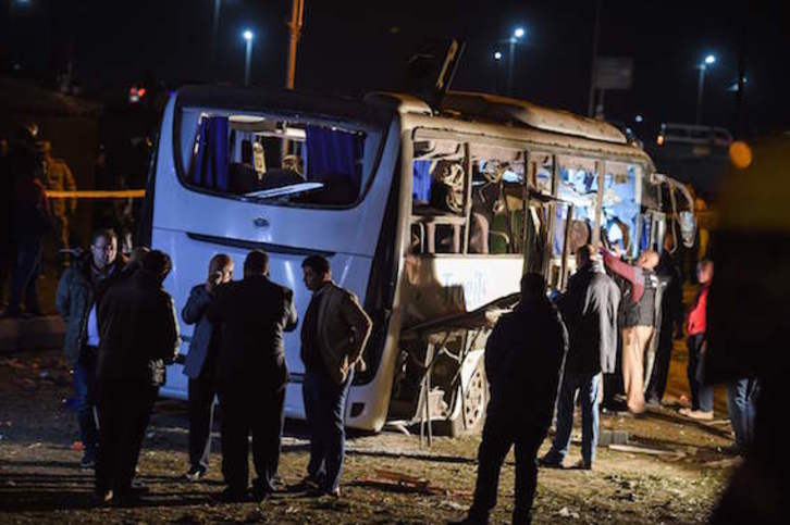 Estado en el que quedó el autobús tras el ataque. (Mohamed EL-SHAHED/AFP)