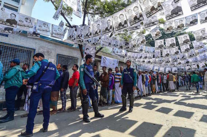 Los bangladesíes han votado entre fuertes medidas de seguridad. (Munir UZ ZAMAN/AFP)