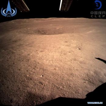 Imagen tomada por la sonda Chang’e 4 y difundida por la Administración Nacional del Espacio de China, que muestra la cara oculta de la Luna.