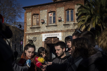 Los jóvenes del Gaztetxe ante los medios de comunicación. (Endika PORTILLO/FOKU)