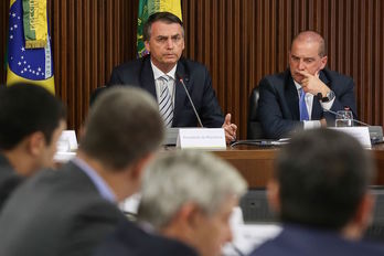 Bolsonaro y Lorenzoni, en la primera reunión del nuevo Gabinete brasileño. (MARCOS CORREA / FOKU)