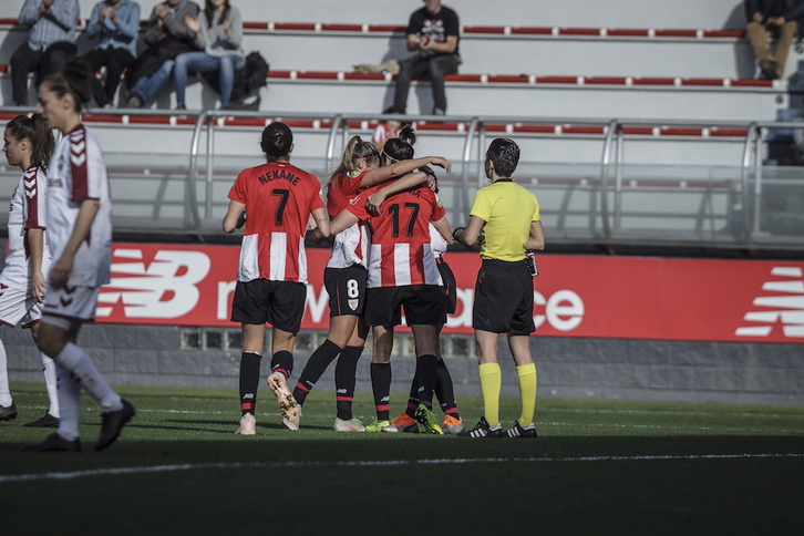 Jugadoras del Athletic celebran un gol en la victoria ante el Albacete. (Aritz LOIOLA / FOKU)