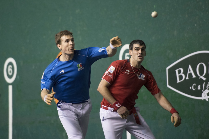 Iñaki Artola pilota astintzen (Juan Carlos RUIZ/FOKU)