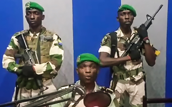 Militares gaboneses en la radio estatal. (AFP)