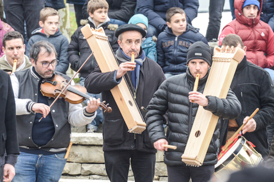 Plus de 50 habitants de la commune d'Ordiarp participent au spectacle. ©Isabelle Miquelestorena