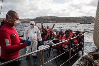 Parte de los migrantes rescatados por el barco de la ONG Sea-Watch. (Federico SCOPPA/AFP)
