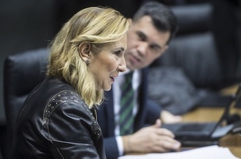 Ana Beltrán y Javier García, en el pleno del Parlamento. (Jagoba MANTEROLA/FOKU)