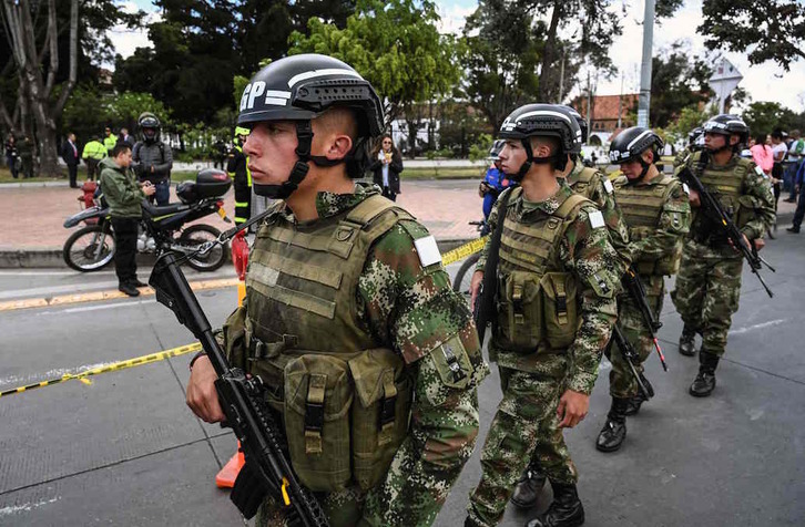 Fuerzas de Seguridad colombianas desplegadas en los alrededores del lugar del ataque. (Juan BARRETO / AFP)