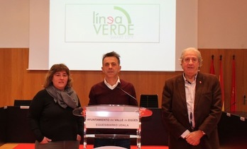 Amaia Etxarte, Alfonso Etxeberria y Juanjo González, en la presentación del nuevo servicio de comunicación de incidencias. (AYUNTAMIENTO DE EGUESIBAR)