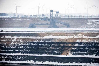 Maquinaria trabaja para extraer carbón marrón en la mina a cielo abierto de Garzweiler. (Federico GAMBARINI/AFP) 