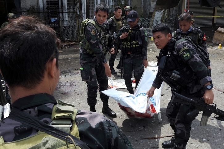 Fuerzas de seguridad filipinas, en el lugar del atentado. (Nickee BUTLANGAN/AFP PHOTO)