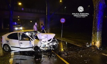 Estado en el que ha quedado el vehículo tras colisionar contra un árbol en la carretera de la Universidad. (POLICÍA MUNICIPAL DE IRUÑEA)