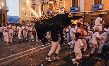 El toro de fuego lleva más de 75 años iluminando las noches sanfermineras. (Jagoba MANTEROLA/FOKU)