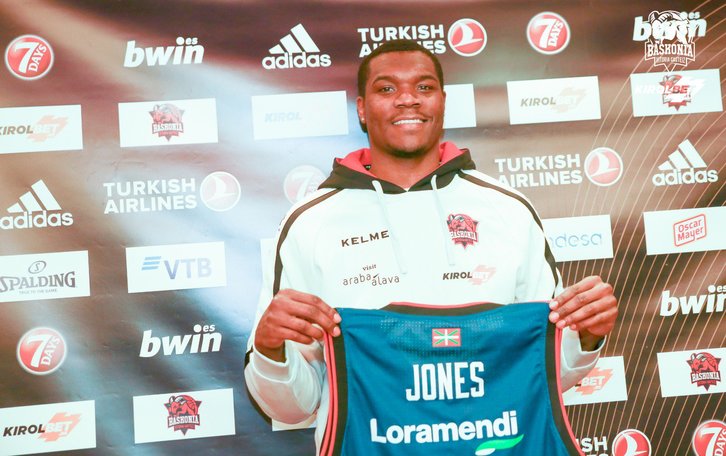 Jalen Jones posa con la camiseta de su nuevo equipo. (@Baskonia)