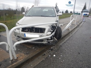 Imagen de uno de los once accidentes ocurridos en Iruñea en las últimas horas. (POLICÍA MUNICIPAL DE IRUÑEA)