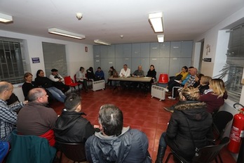 Imagen de la reunión de Asiron con representantes de Etxabakoitz. (POLICÍA MUNICIPAL DE IRUÑEA)