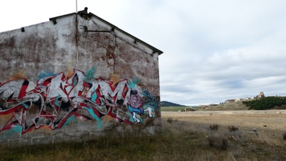 Un graffiti adorna el ruinoso barracón. (Iñaki VIGOR)