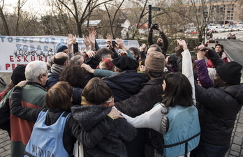 Abrazo solidario para denunciar la política migratoria. (Jagoba MANTEROLA/FOKU)