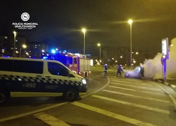 Imagen del incendio de un vehículo registrado en Iruñea. (POLICÍA MUNICIPAL DE IRUÑEA)