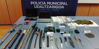 Material incautado en la operación contra dos puntos de venta en Arrotxapea. (POLICÍA MUNICIPAL DE IRUÑEA)