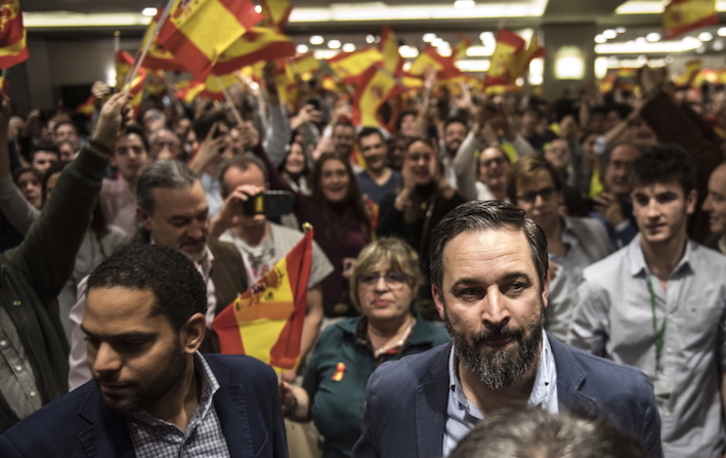 El líder de Vox, Santiago Abascal, rodeado de simpatizantes que agitan la rojigualda. (Jagoba MANTEROLA/FOKU)