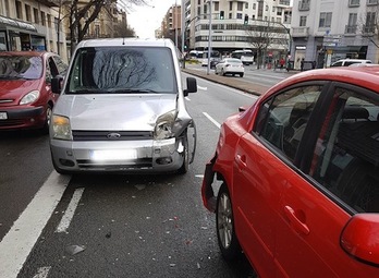 Imagen de uno de los accidentes registrados en Iruñea durante el fin de semana. (POLICÍA MUNICIPAL DE IRUÑEA)