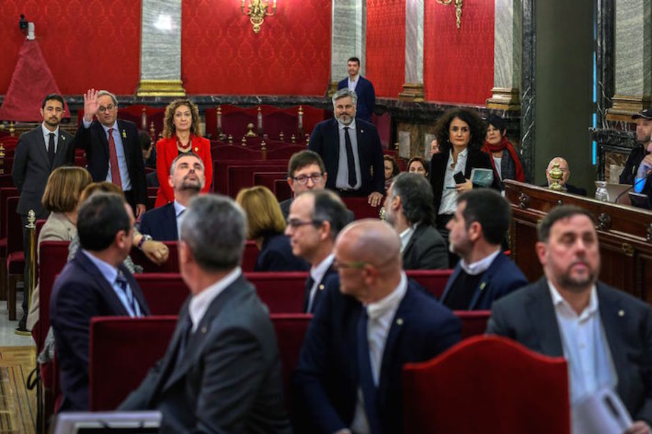 El president catalán, Quim Torra, saluda a los encausados. (Emilio NARANJO/EFE POOL)