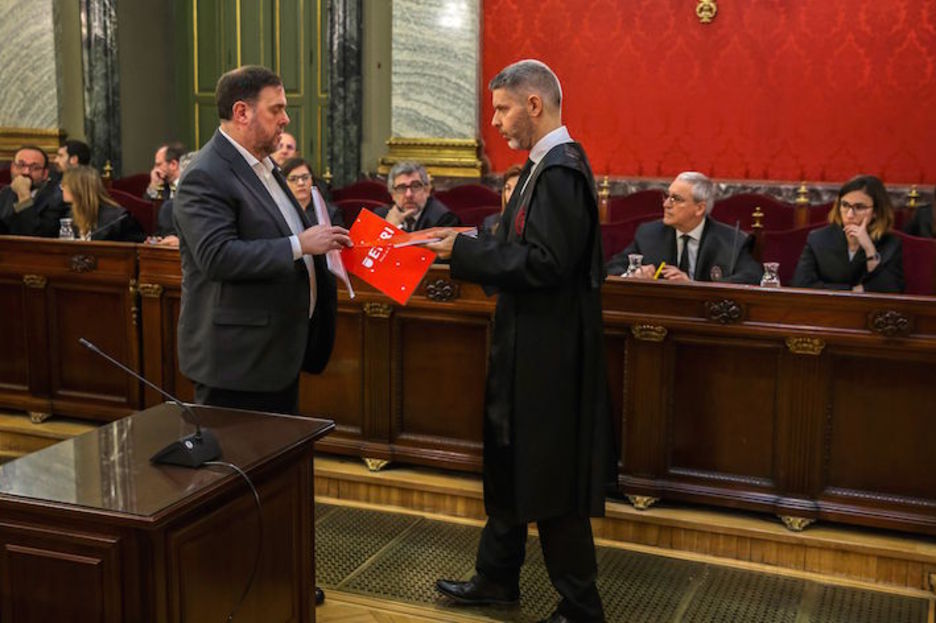 Oriol Junqueras y su abogado, Andreu Van den Eynde. (Emilio NARANJO/EFE POOL)