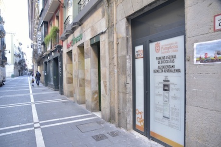 Imagen del exterior del nuevo aparcamiento de bicicletas de la calle San Antón. (AYUNTAMIENTO DE IRUÑEA)