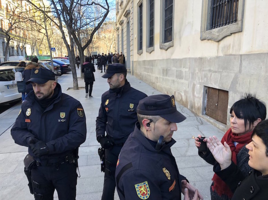Maddalen Iriarte y Marian Beitialarrangoitia han denunciado trabas de la Policía española para acceder al tribunal. (Jon IÑARRITU)