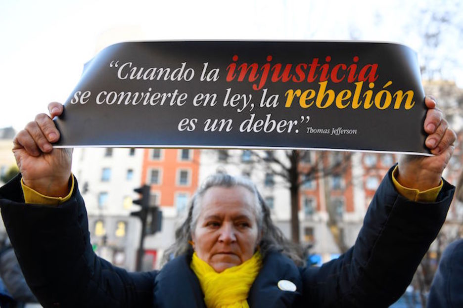 «Cuando la injusticia se convierte en ley, la rebelión es un deber», a las puertas del TS. (Gabriel BOUYS/AFP)