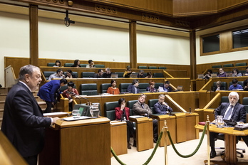 El Parlamento de Gasteiz ha aprobado las medidas urgentes presupuestarias propuestas por el Gobierno de Iñigo Urkullu. (Endika PORTILLO / FOKU)