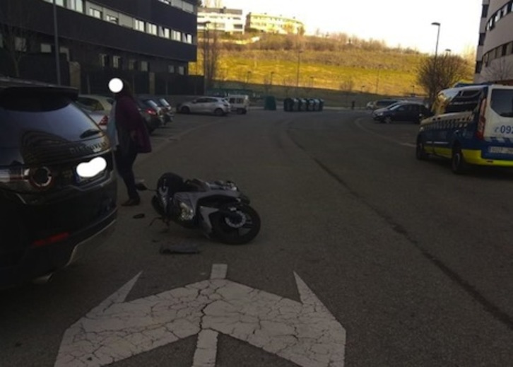 Imagen de la colisión de un coche y una moto ocurrida en Iruñea. (POLICÍA MUNICIPAL DE IRUÑEA)