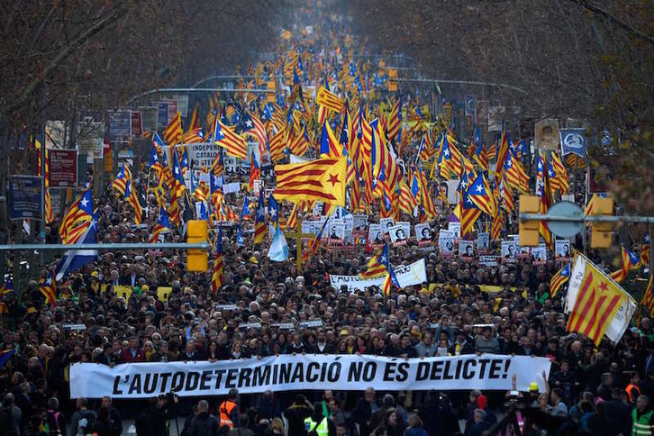 Imagen de la cabecera de la manifestación, en la Gran Via. (Lluís GENÉ/AFP)