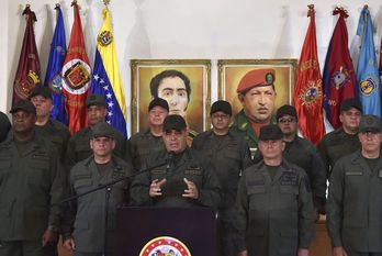 El alto mando militar con el ministro de Defensa. (Yuri CORTEZ | AFP)