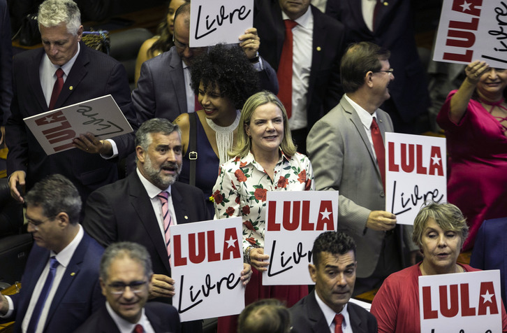 Diputados del PT piden la libertad de Lula. (Sergio LIMA | AFP)