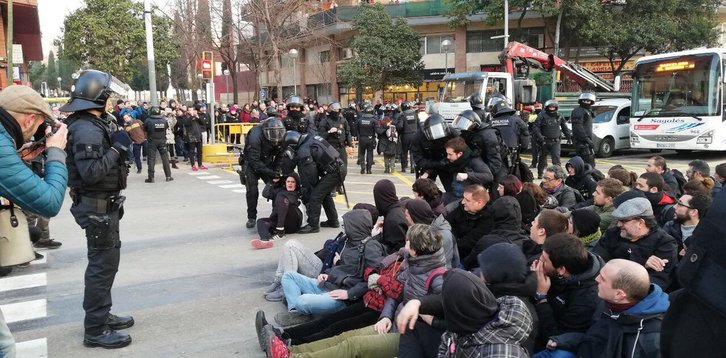 Los Mossos desalojan a huelguistas de la Gran Vía de Barcelona. (@cupnacional)