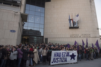 «Elkartasun osoa» adierazi nahi izan diete Donostian egindako elkarretaratzean Sara Majarenas eta haren alaba Izarri. (Juan Carlos RUIZ / FOKU)