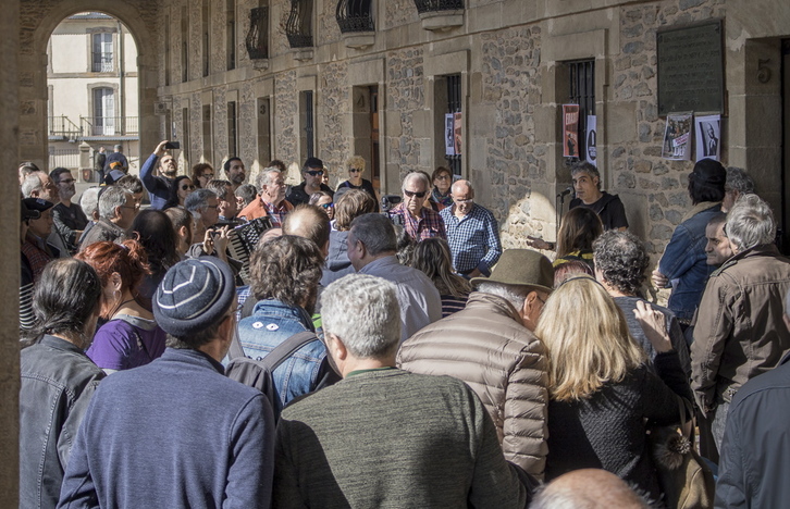 Asamblea convocada por Arteak Ireki en Gasteiz este mediodía. (Ihana IRIONDO/FOKU)