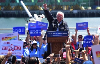 Sanders en un acto electoral de las primarias de 2016 en el distrito portuario de San Pedo, Los Ángeles (California). Frederic J. BROWN | AFP