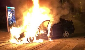 El coche ardiendo en el barrio iruindarra de Mendillorri. (POLICÍA MUNICIPAL DE IRUÑEA)