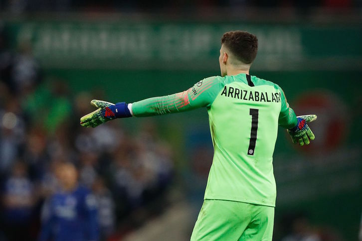 Kepa haciendo gestos hacia su banquillo durante el intento de sustitución por parte de Sarri. (Adrian DENNIS / AFP)