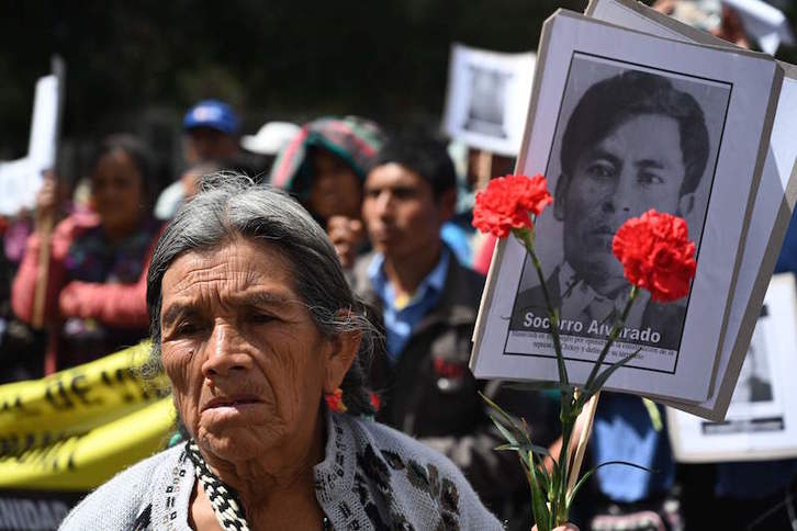 Marcha el lunes en Guatemala en recuerdo a los muertos y desaparecidos durante el conflicto armado. (Johan ORDOÑEZ/AFP)