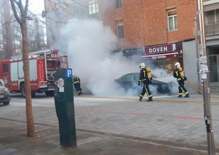 Imagen del incendio fortuito de un vehículo en Iruñea. (POLICÍA MUNICIPAL DE IRUÑEA)