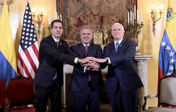 El presidente colombiano, Iván Duque, junto al líder opositor venezolano Juan Guaidó y al vicepresidente estadounidense, Mike Pence, el lunes en Bogotá (AFP)