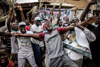 Habitantes de Kano celebran la reelección de Buhari. (Luis TATO | AFP)