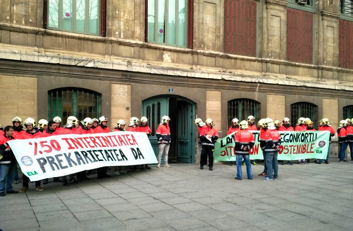 Concentración de los bomberos ante el Ayuntamiento. (@asierrobles)